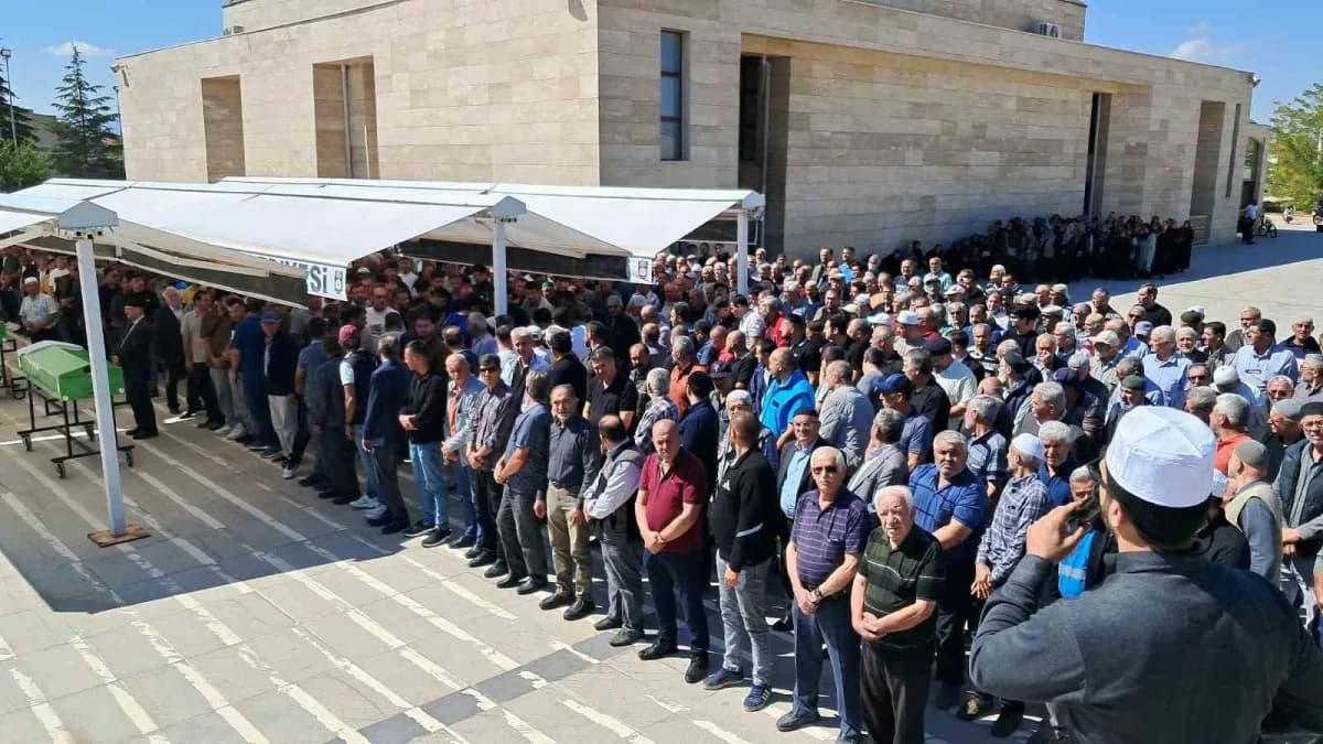 Karaman’da kocasıyla birlikte evlerinde ölü bulunan Fatma Özcan'ın (45) cenazesi Hamidiye Mahallesi’ndeki Şehir Mezarlığ