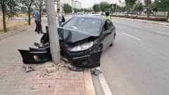 Karaman Hamidiye Mahallesi İbrahim Öktem Bulvarı’nda aydınlatma direğine çarpan otomobilin kazadan sonraki hali