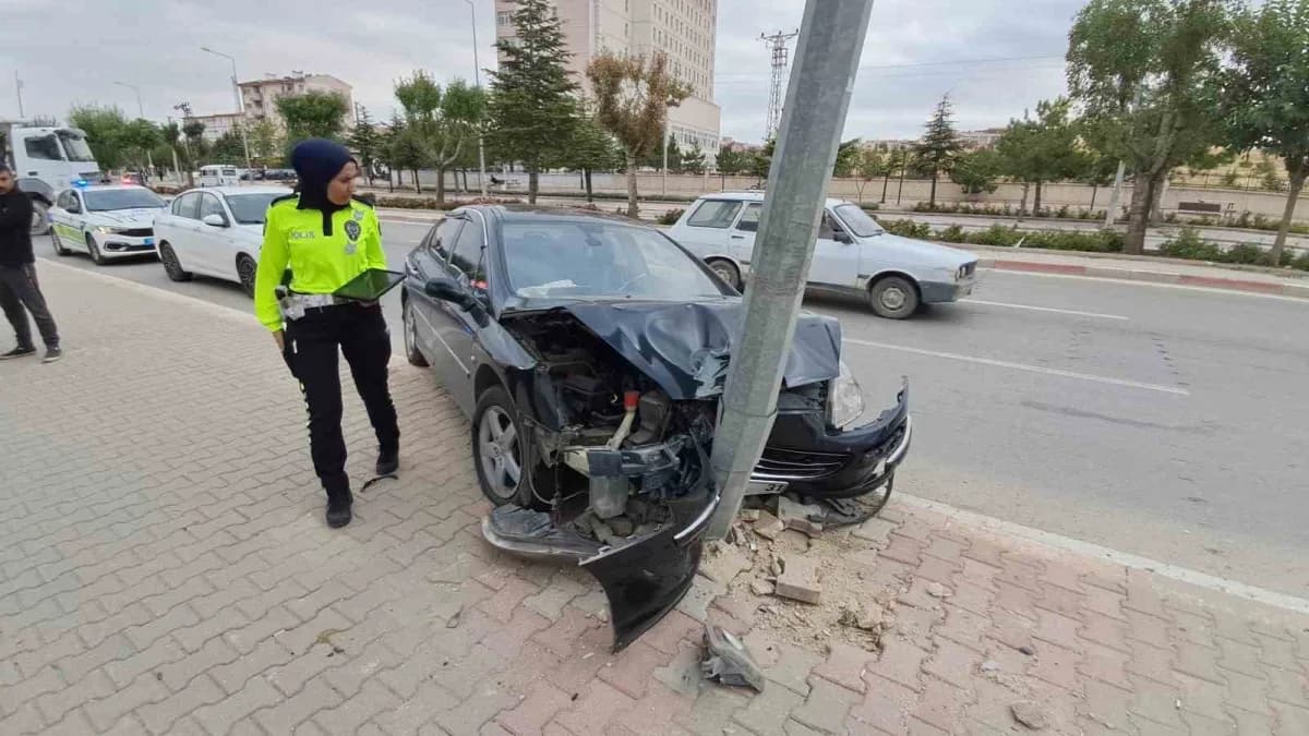 Karaman’da kontrolden çıkan otomobilin kaldırımdaki aydınlatma direğine çarpması sonucu meydana gelen kazada yaralanan o