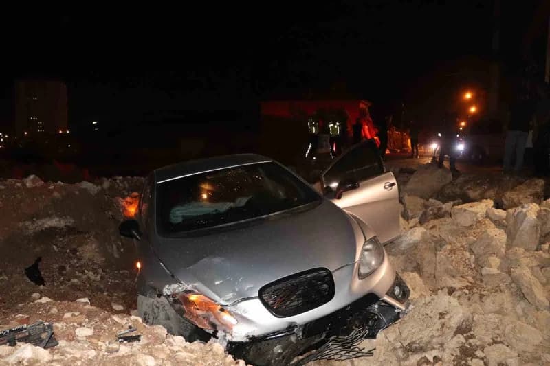 Karaman’da bir otomobilin yapımı devam eden inşaatın kazı alanına uçması sonucu 2 kişi yaralandı.
