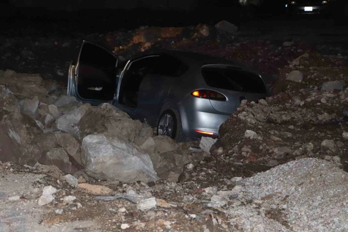 Karaman’da bir otomobilin yapımı devam eden inşaatın kazı alanına uçması sonucu 2 kişi yaralandı.