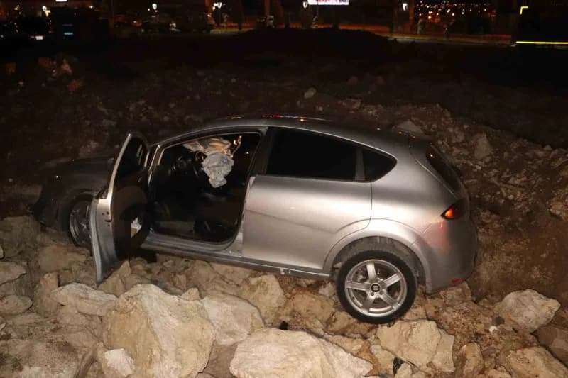 Karaman’da bir otomobilin yapımı devam eden inşaatın kazı alanına uçması sonucu 2 kişi yaralandı.