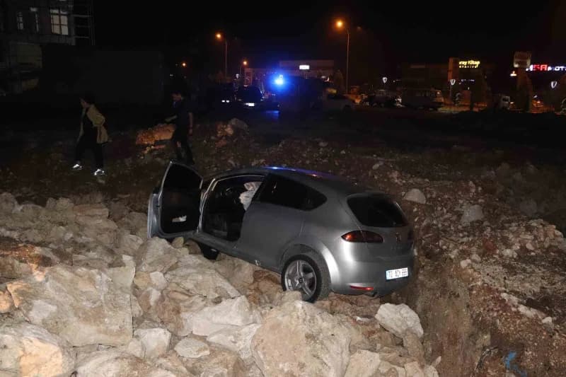 Karaman’da bir otomobilin yapımı devam eden inşaatın kazı alanına uçması sonucu 2 kişi yaralandı.