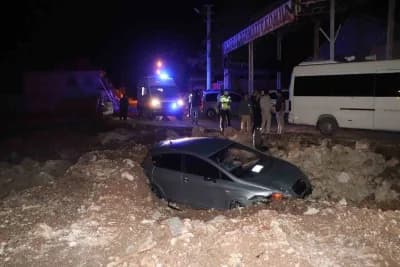 Karaman Hamidiye Mahallesi 1852. Sokak'ta otomobilin inşaat kazı alanına uçtuğu kaza sonrası olay yeri