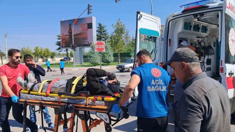 Karaman'da patates yüklü kamyonetle motokuryenin çarpışması sonucu meydana gelen trafik kazasında 1 kişi yaralandı.