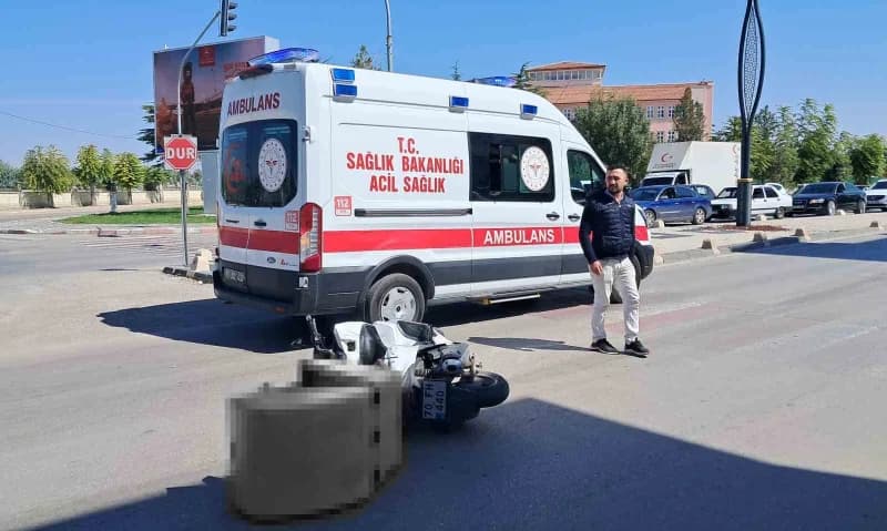 Karaman Hamidiye Mahallesi İbrahim Öktem Caddesi’nde patates yüklü kamyonet ile motokurye çarpışması sonrası olay yeri