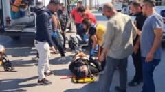 Karaman Hamidiye Mahallesi İbrahim Öktem Caddesi’nde patates yüklü kamyonet ile motokurye çarpışması sonrası olay yeri