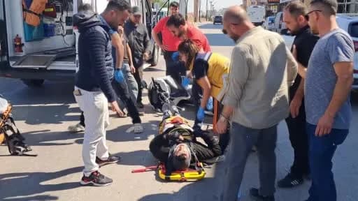 Karaman Hamidiye Mahallesi İbrahim Öktem Caddesi’nde patates yüklü kamyonet ile motokurye çarpışması sonrası olay yeri