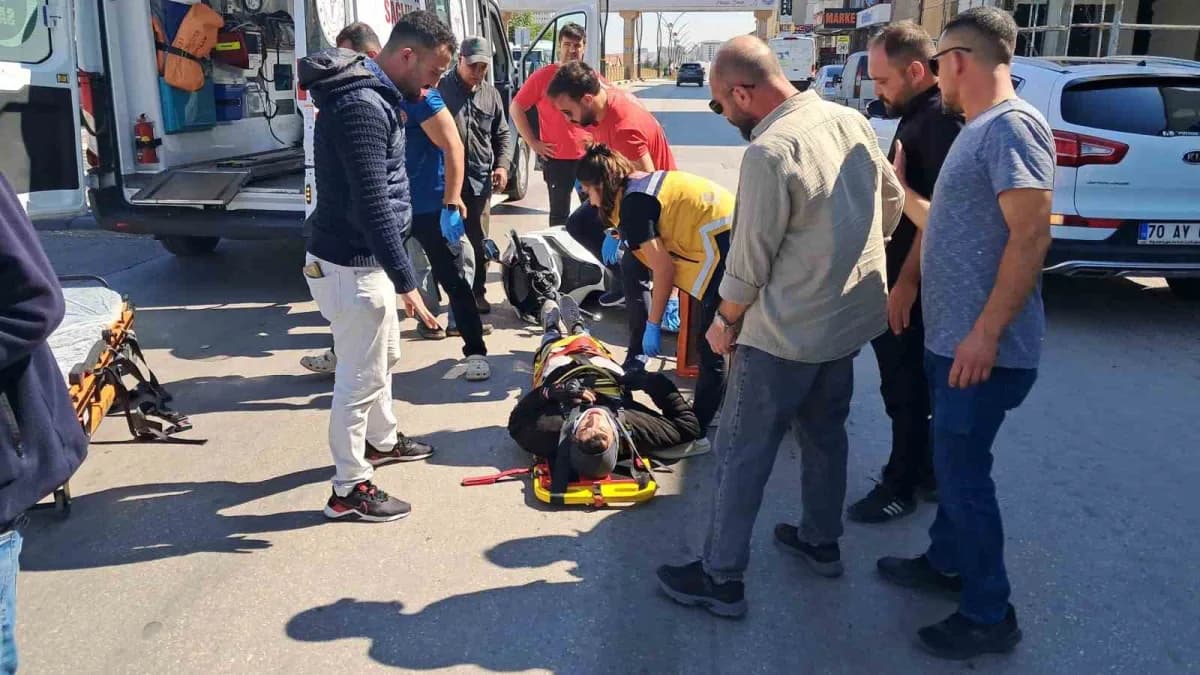 Karaman'da patates yüklü kamyonetle motokuryenin çarpışması sonucu meydana gelen trafik kazasında 1 kişi yaralandı.