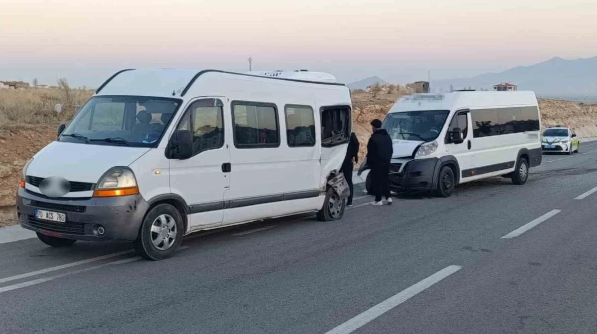 Karaman'da servis minibüslerinin çarpışması sonucu meydana gelen trafik kazasında 1 kişi yaralandı.