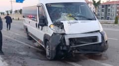 Karaman Yeni Çevre Yolu üzerinde çarpışan servis minibüsleri ve olay yeri