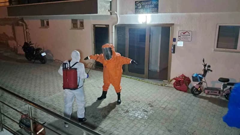 Karaman’da evlerinde ölü bulunan karı kocanın cenazeleri, özel koruyucu kıyafetli AFAD ekiplerince çıkarılarak otopsi iç