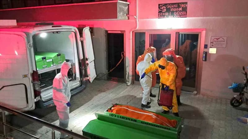 Karaman’da evlerinde ölü bulunan karı kocanın cenazeleri, özel koruyucu kıyafetli AFAD ekiplerince çıkarılarak otopsi iç