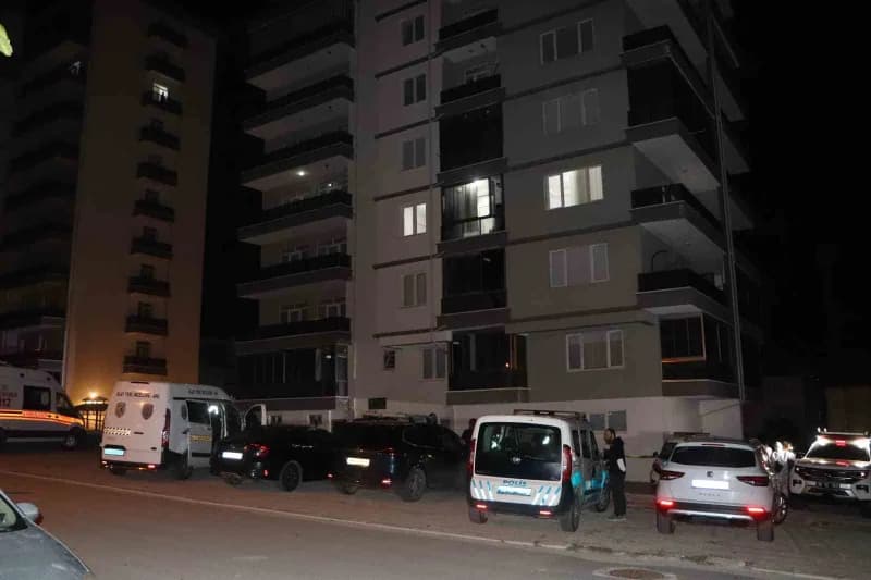 Karaman’da evlerinde ölü bulunan karı kocanın cenazeleri, özel koruyucu kıyafetli AFAD ekiplerince çıkarılarak otopsi iç