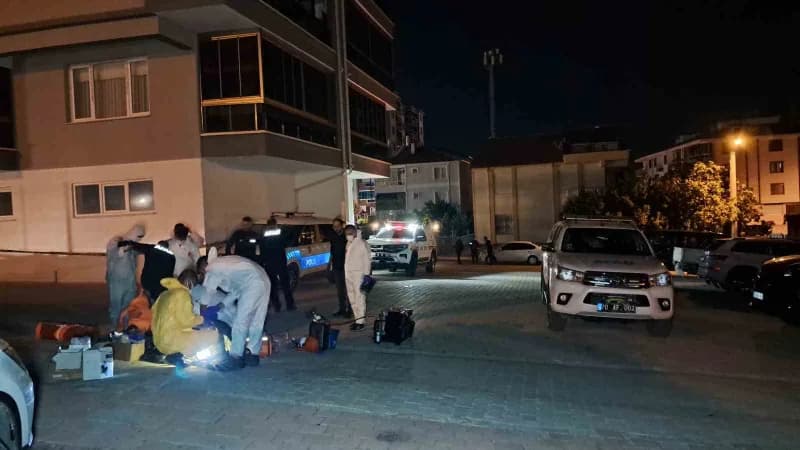 Karaman’da evlerinde ölü bulunan karı kocanın cenazeleri, özel koruyucu kıyafetli AFAD ekiplerince çıkarılarak otopsi iç