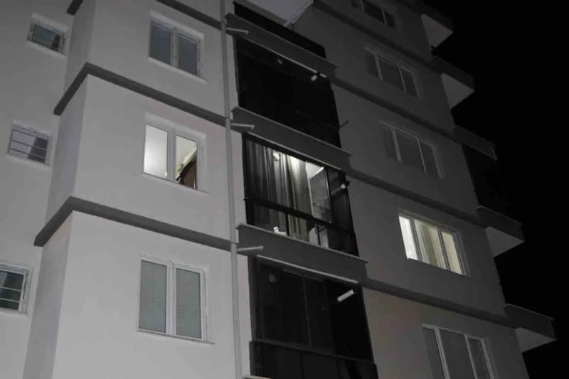 Karaman’da evlerinde ölü bulunan karı kocanın cenazeleri, özel koruyucu kıyafetli AFAD ekiplerince çıkarılarak otopsi iç