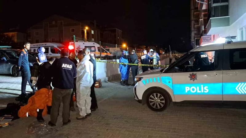 Karaman’da evlerinde ölü bulunan karı kocanın cenazeleri, özel koruyucu kıyafetli AFAD ekiplerince çıkarılarak otopsi iç