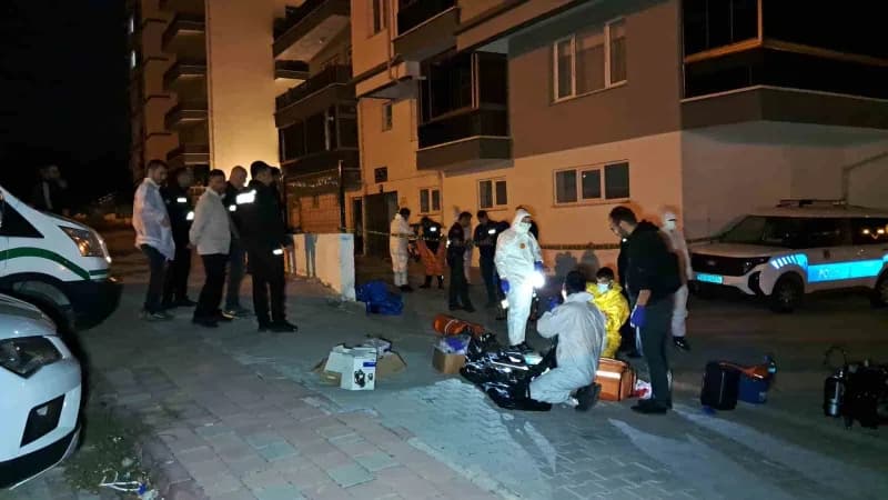 Karaman’da evlerinde ölü bulunan karı kocanın cenazeleri, özel koruyucu kıyafetli AFAD ekiplerince çıkarılarak otopsi iç