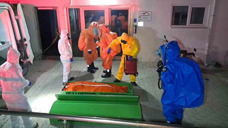 Karaman’da evlerinde ölü bulunan karı kocanın cenazeleri, özel koruyucu kıyafetli AFAD ekiplerince çıkarılarak otopsi iç