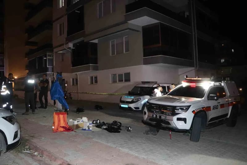 Karaman’da evlerinde ölü bulunan karı kocanın cenazeleri, özel koruyucu kıyafetli AFAD ekiplerince çıkarılarak otopsi iç