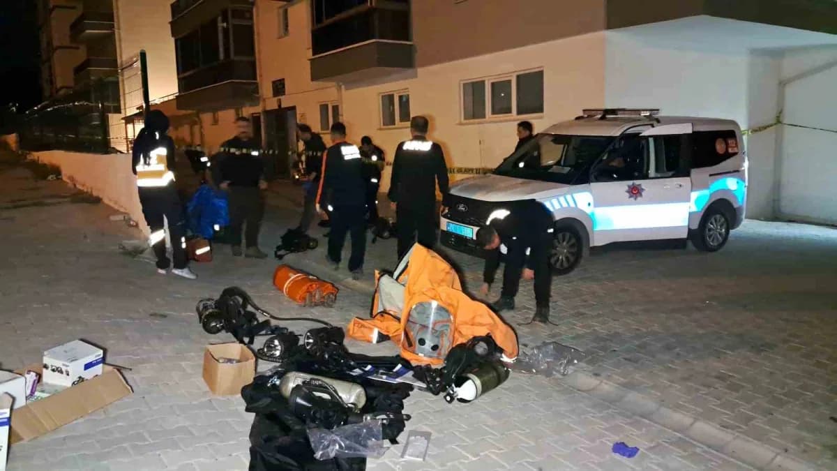 Karaman’da evlerinde ölü bulunan karı kocanın cenazeleri, özel koruyucu kıyafetli AFAD ekiplerince çıkarılarak otopsi iç