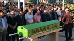 Karaman’da cenaze töreninde Furkan Tarım için Ahmet Yesevi Camisi önünde toplanan kalabalık