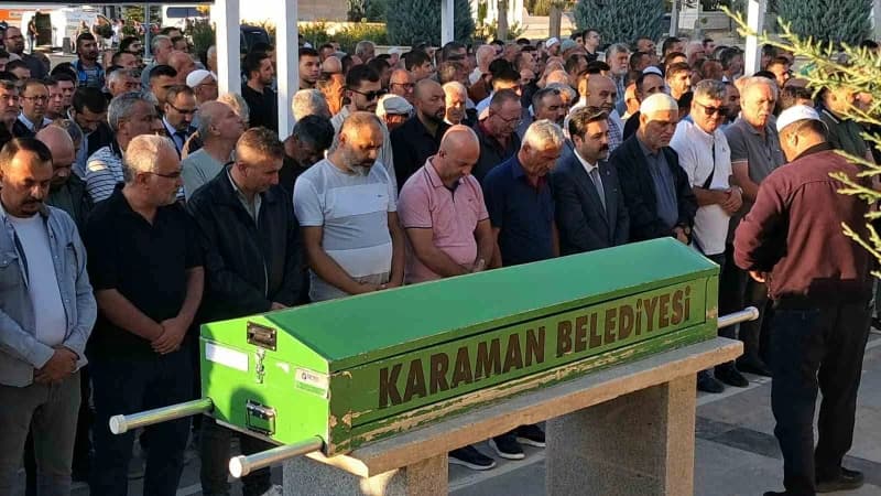 Karaman’da cenaze töreninde Furkan Tarım için Ahmet Yesevi Camisi önünde toplanan kalabalık
