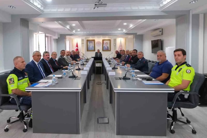 Karaman Valiliği Yunus Emre Toplantı Salonu’nda trafik güvenliği toplantısı yapılıyor