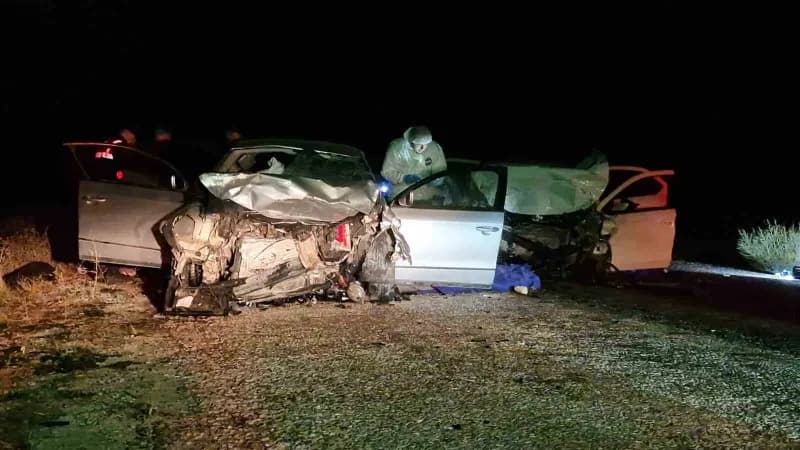 Karaman Zengen-Gülkaya yolunda iki otomobilin kafa kafaya çarpıştığı trafik kazası sonrası olay yeri