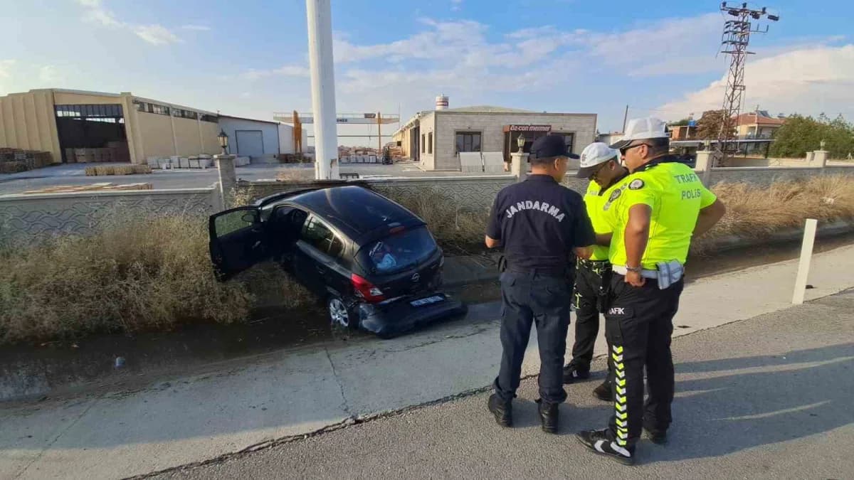 Karaman-Ereğli kara yolunda bariyerlere çarpan ve şarampole inen otomobil kazası
