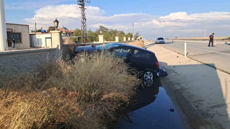 Karaman’da yola çıkan köpeğe çarpmamak için manevra yapan kadın sürücünün kullandığı otomobil, bariyerlere çarptıktan so