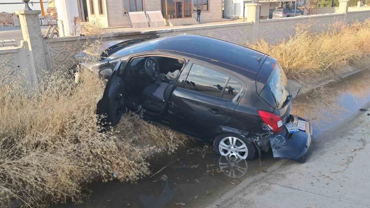 Karaman’da yola çıkan köpeğe çarpmamak için manevra yapan kadın sürücünün kullandığı otomobil, bariyerlere çarptıktan so