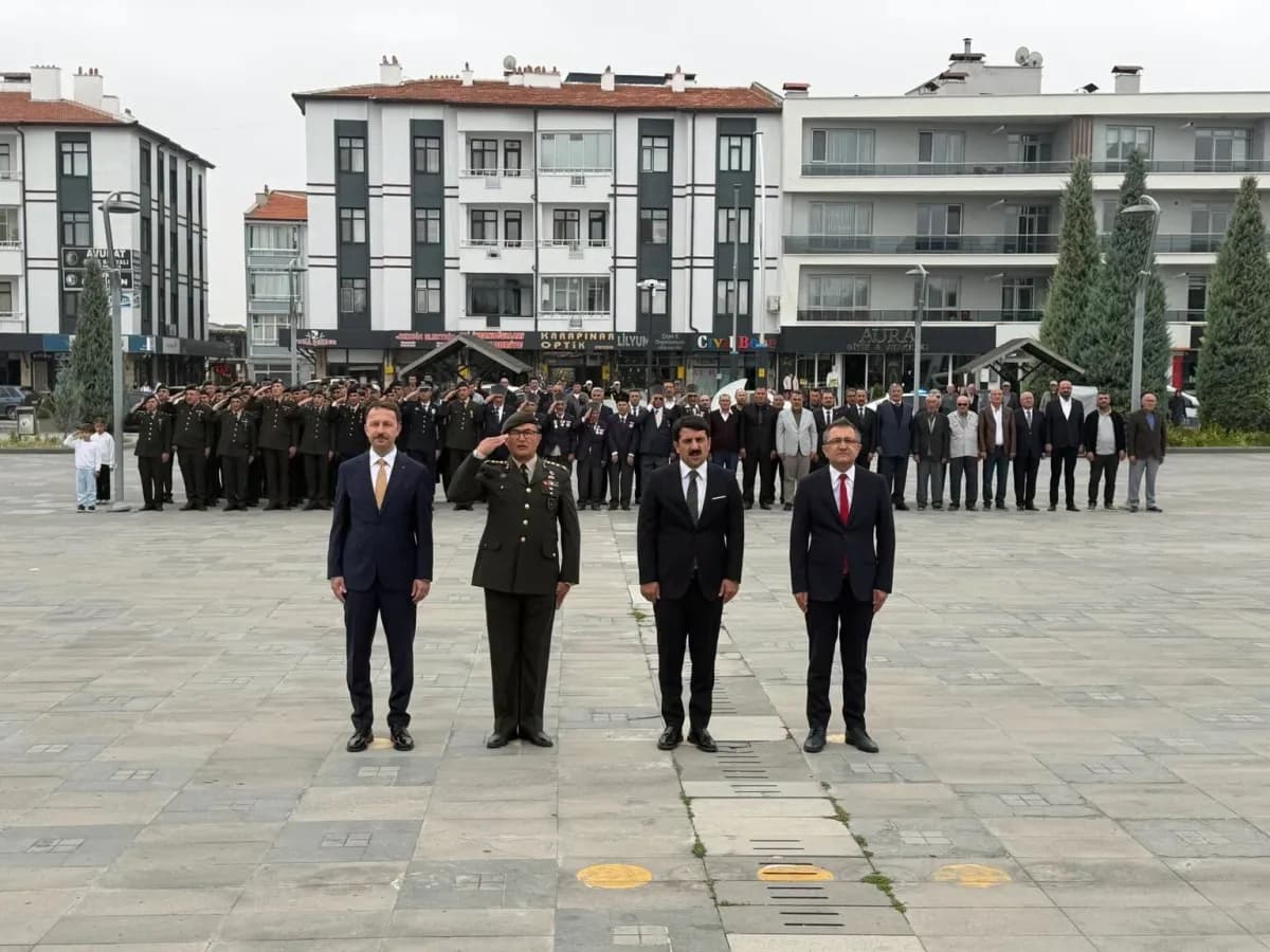 Karapınar Cumhuriyet Meydanı’nda 19 Eylül Gaziler Günü töreni sırasında Atatürk Anıtı’na çelenk sunulması