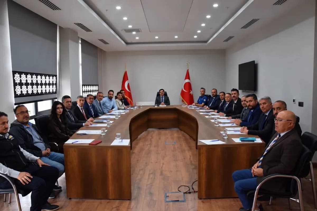 Karapınar Kaymakamı Şenol Öztürk başkanlığında İlçe İdare Şube Başkanları toplantı salonunda bir arada