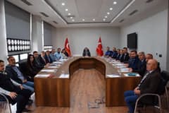 Karapınar Kaymakamı Şenol Öztürk başkanlığında İlçe İdare Şube Başkanları toplantı salonunda bir arada