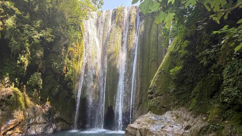 Karasu Şelalesi, özellikle hafta sonları yüzlerce doğaseveri ağırlıyor.