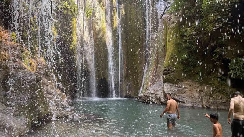 Karasu Şelalesi, özellikle hafta sonları yüzlerce doğaseveri ağırlıyor.