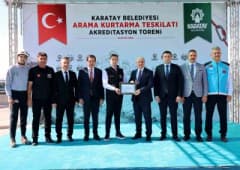 Karatay Belediyesi Arama Kurtarma Teşkilatı akreditasyon töreninde ekip ve yetkililer bir arada