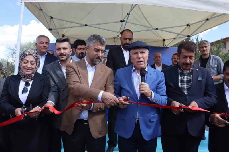Erzurum Karayazı’da toplu açılış töreninde asfaltlanan köy yolları ve protokol üyeleri