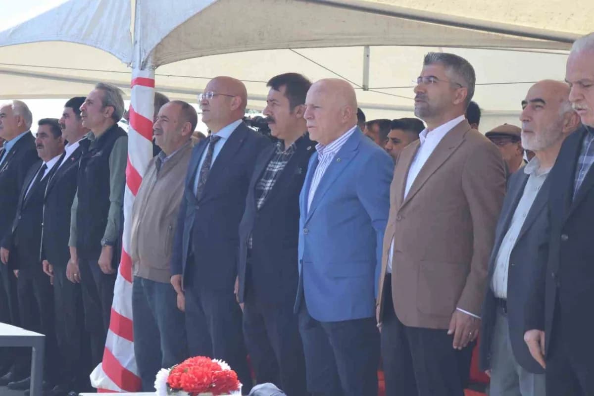 Erzurum’un Karayazı ilçesinde Büyükşehir Belediyesi tarafından yapımı tamamlanan köy yolları asfaltlama ve içme suyu pro