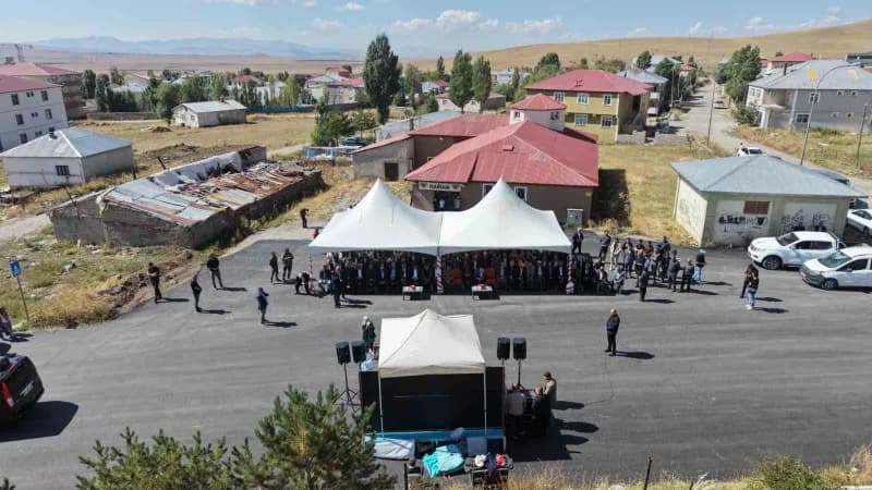 Erzurum’un Karayazı ilçesinde Büyükşehir Belediyesi tarafından yapımı tamamlanan köy yolları asfaltlama ve içme suyu pro