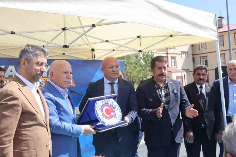 Erzurum’un Karayazı ilçesinde Büyükşehir Belediyesi tarafından yapımı tamamlanan köy yolları asfaltlama ve içme suyu pro