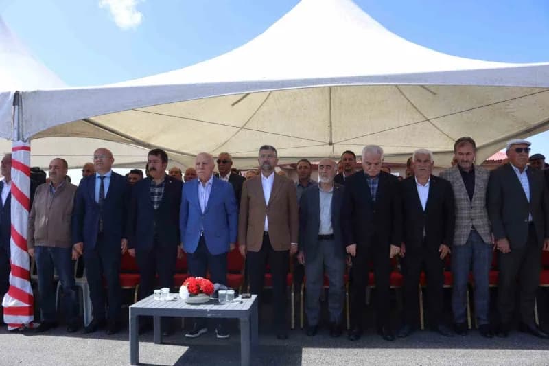 Erzurum’un Karayazı ilçesinde Büyükşehir Belediyesi tarafından yapımı tamamlanan köy yolları asfaltlama ve içme suyu pro