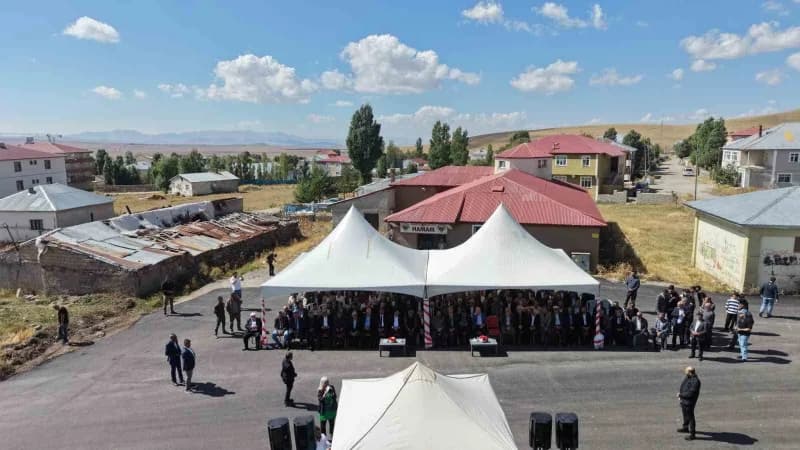 Erzurum’un Karayazı ilçesinde Büyükşehir Belediyesi tarafından yapımı tamamlanan köy yolları asfaltlama ve içme suyu pro