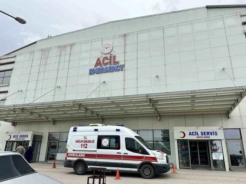 Kastamonu’nun Küre ilçesinde tekstil atölyesinde çalışan 12 işçi, karbonmonoksit gazı zehirlenmesi şüphesiyle hastaneye