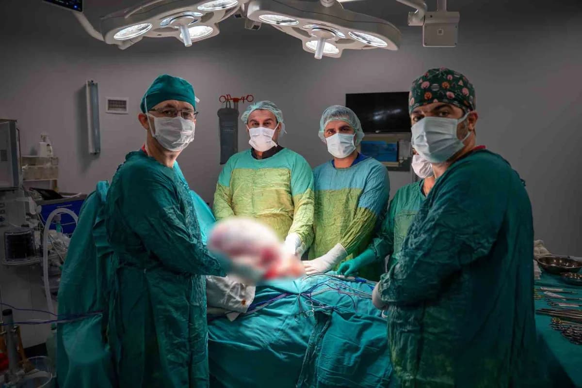 Malatya Eğitim ve Araştırma Hastanesi'nde çıkarılan 15 kilogram ağırlığında yumurtalık kisti