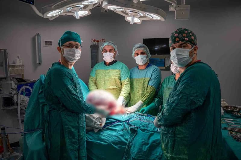Malatya Eğitim ve Araştırma Hastanesi'nde çıkarılan 15 kilogram ağırlığında yumurtalık kisti