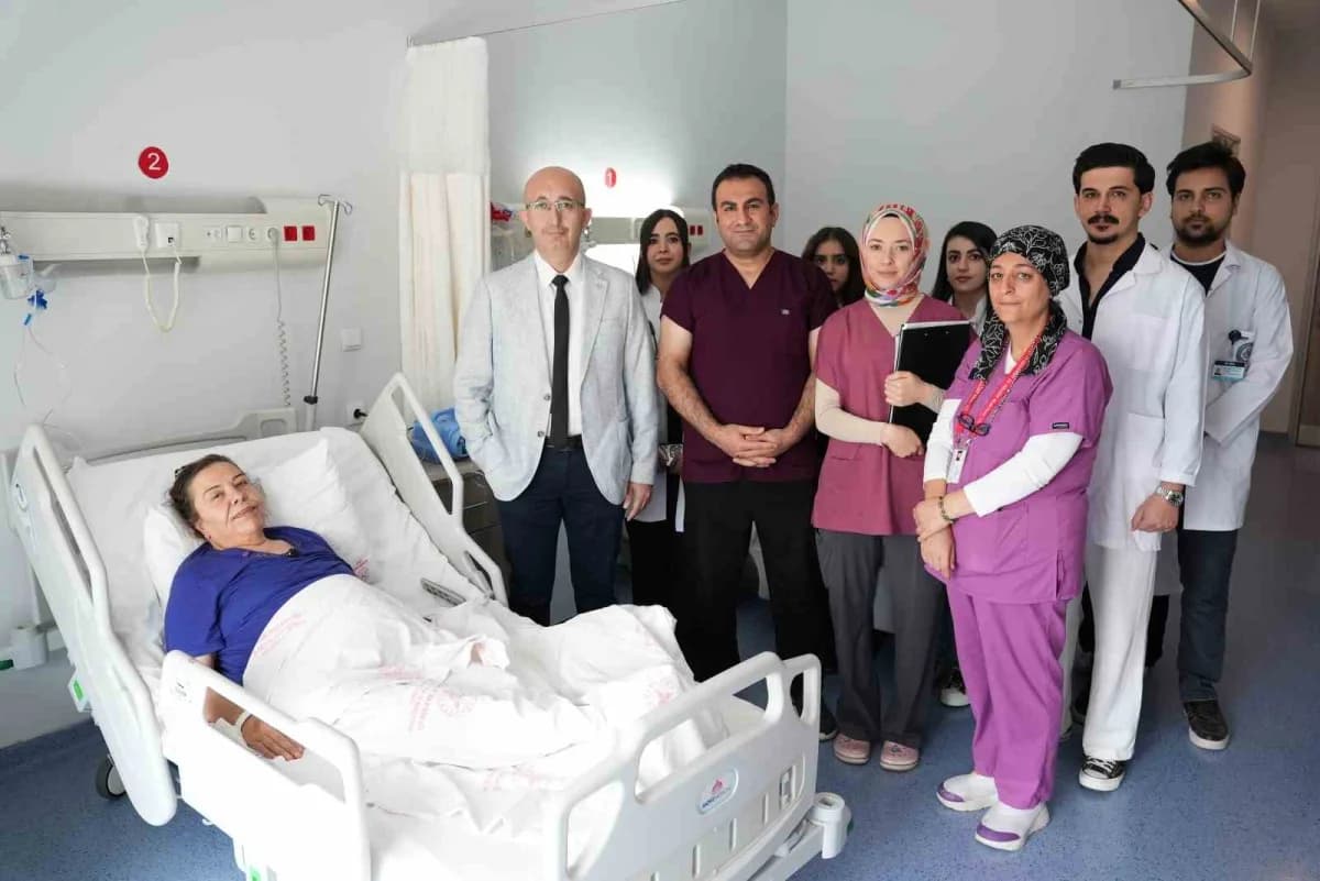 Malatya Eğitim ve Araştırma Hastanesi'nde karın ağrısı ve şişkinlik şikayetleriyle başvuran hastanın, sol yumurtalığında