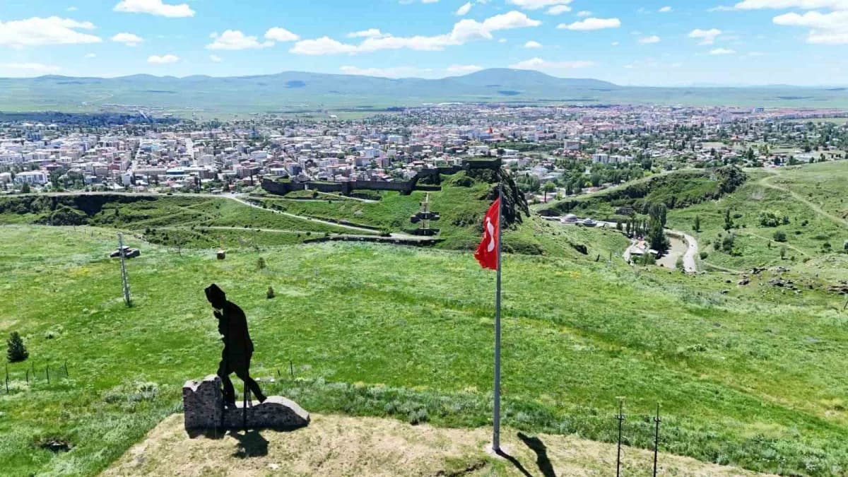 Kars'ta Ağustos ayında gerçekleşen konut satışlarını simgeleyen şehir görüntüsü