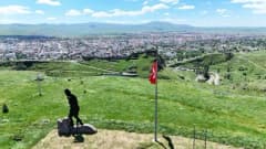 Kars'ta Ağustos ayında gerçekleşen konut satışlarını simgeleyen şehir görüntüsü